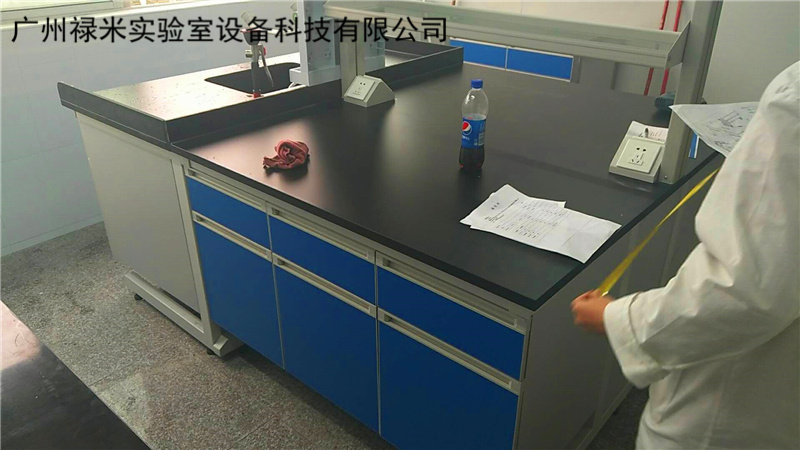實(shí)驗(yàn)臺(tái)