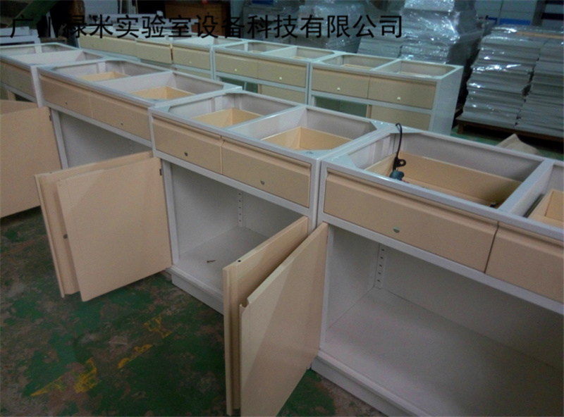 為什么要去實驗室廠家定制實驗臺通風柜？